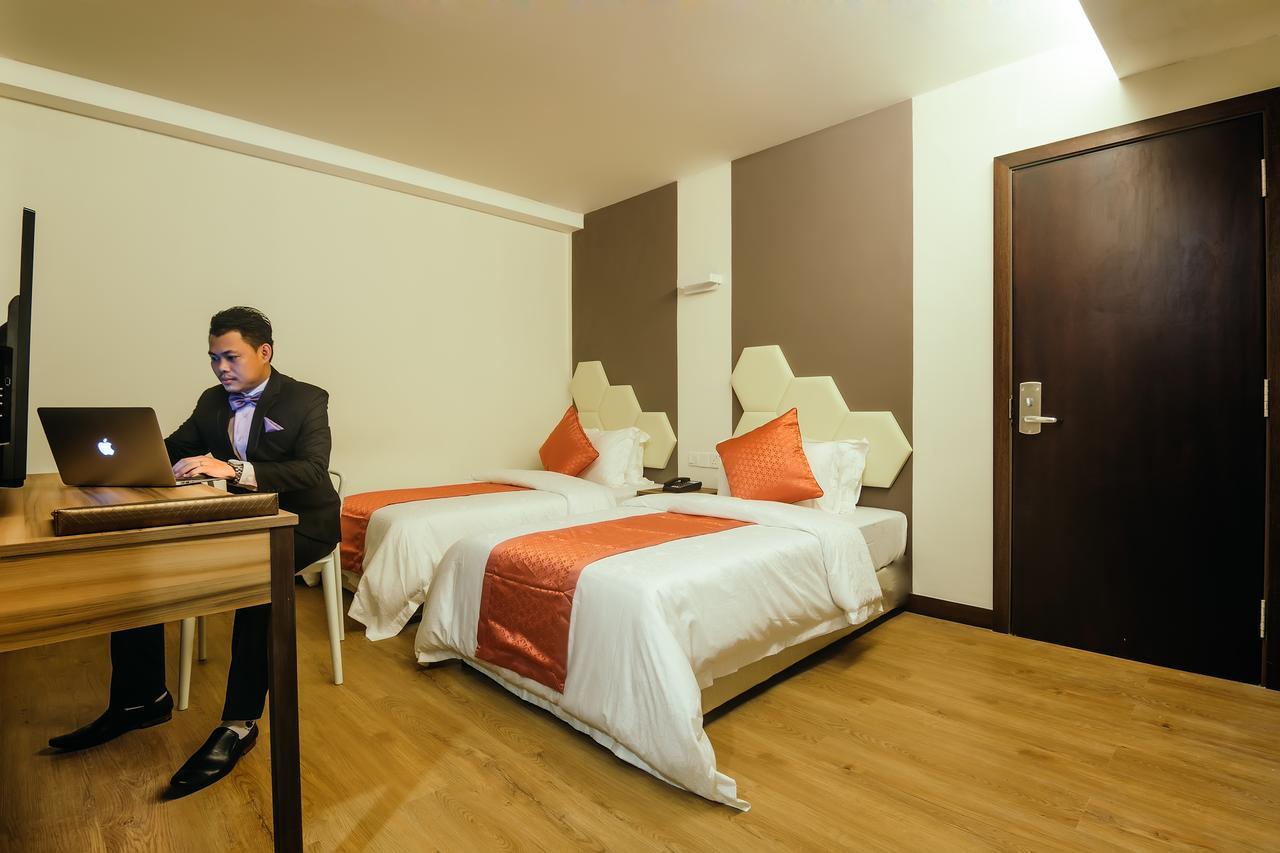 Memoire Hornbill Hotel Кучинг Екстериор снимка