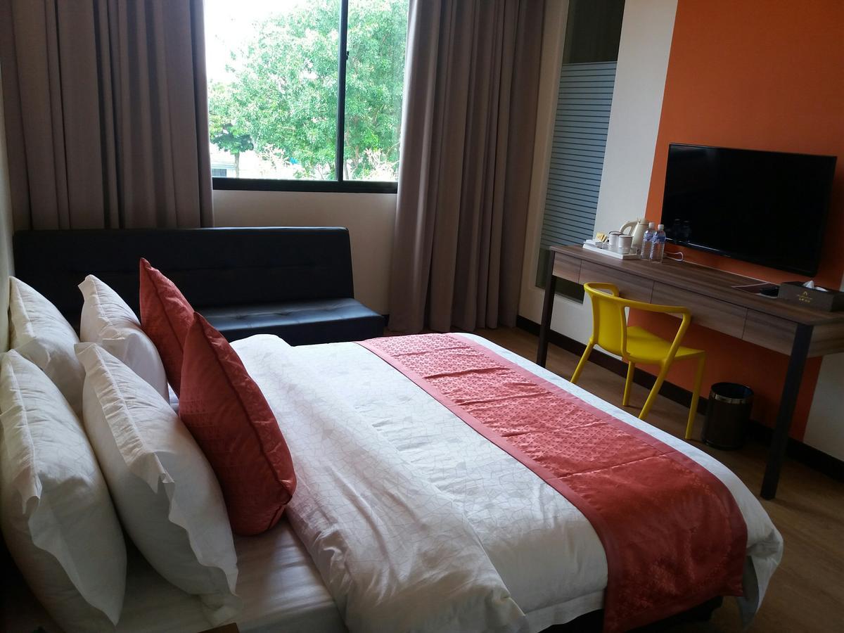 Memoire Hornbill Hotel Кучинг Екстериор снимка