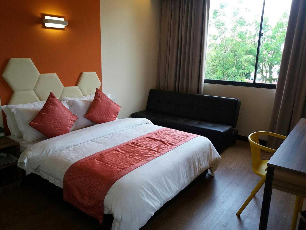 Memoire Hornbill Hotel Кучинг Екстериор снимка