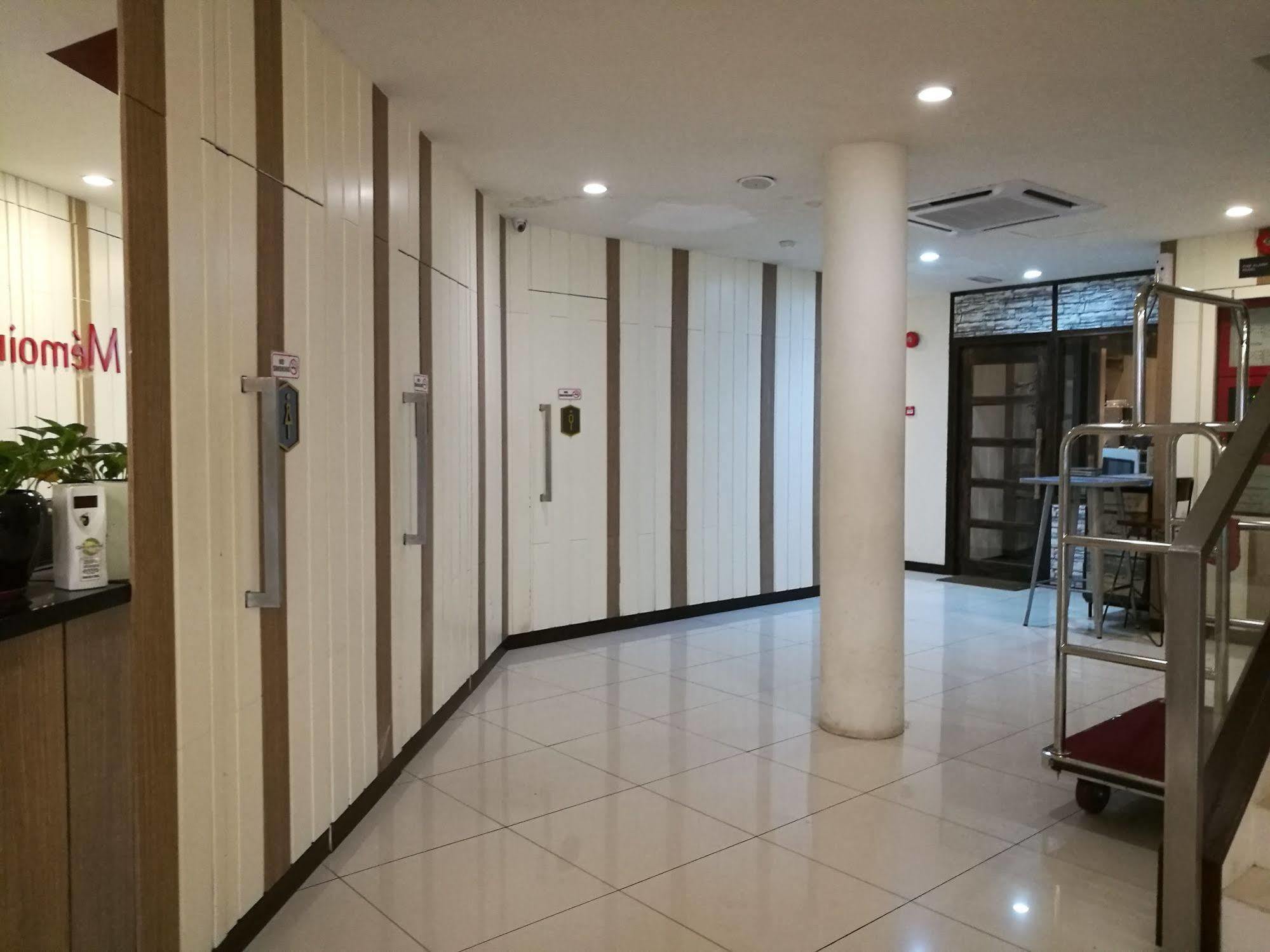 Memoire Hornbill Hotel Кучинг Екстериор снимка