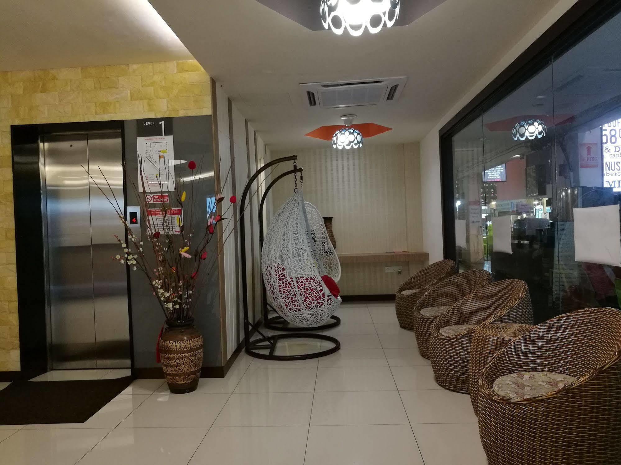 Memoire Hornbill Hotel Кучинг Екстериор снимка