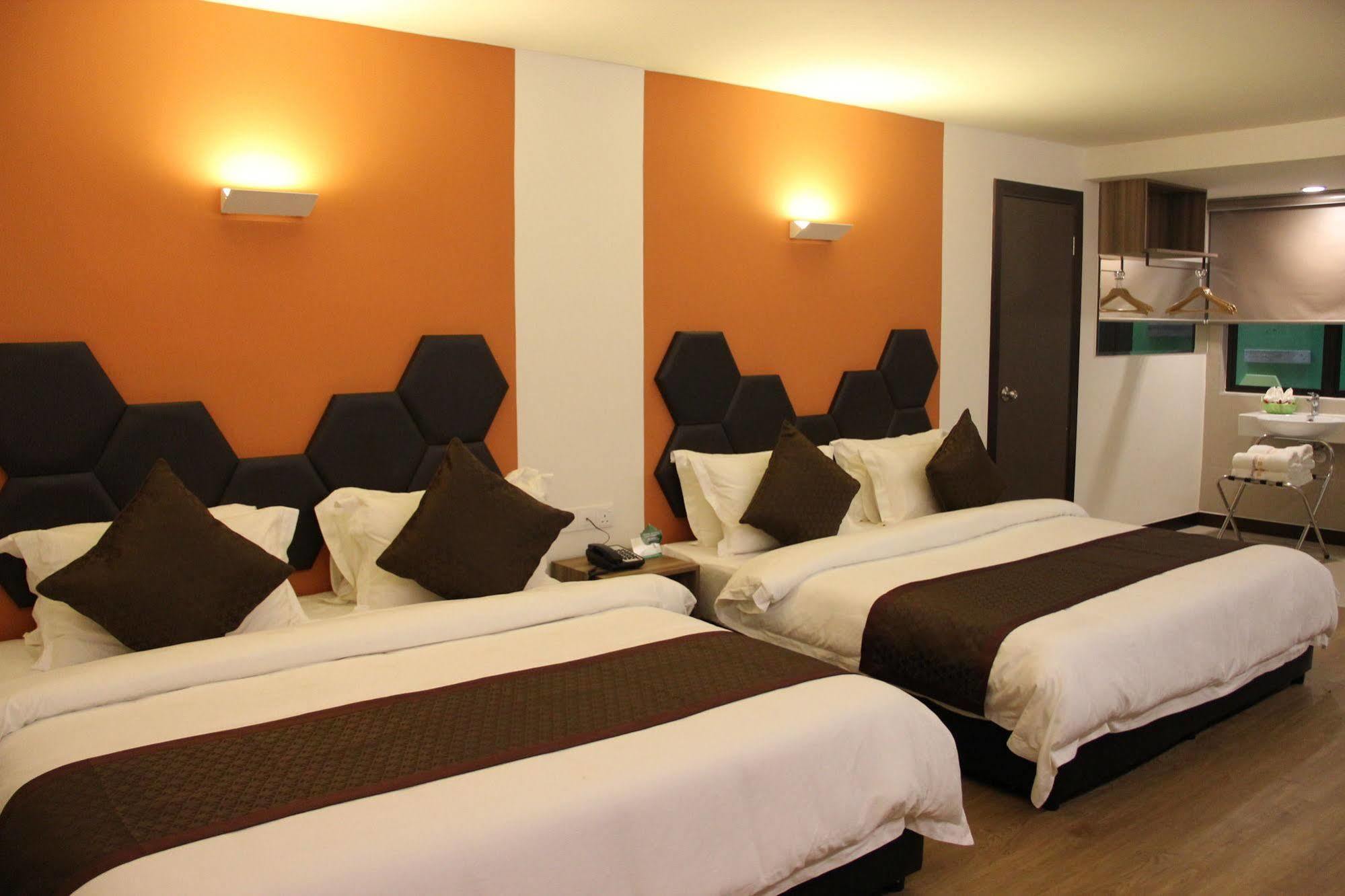 Memoire Hornbill Hotel Кучинг Екстериор снимка
