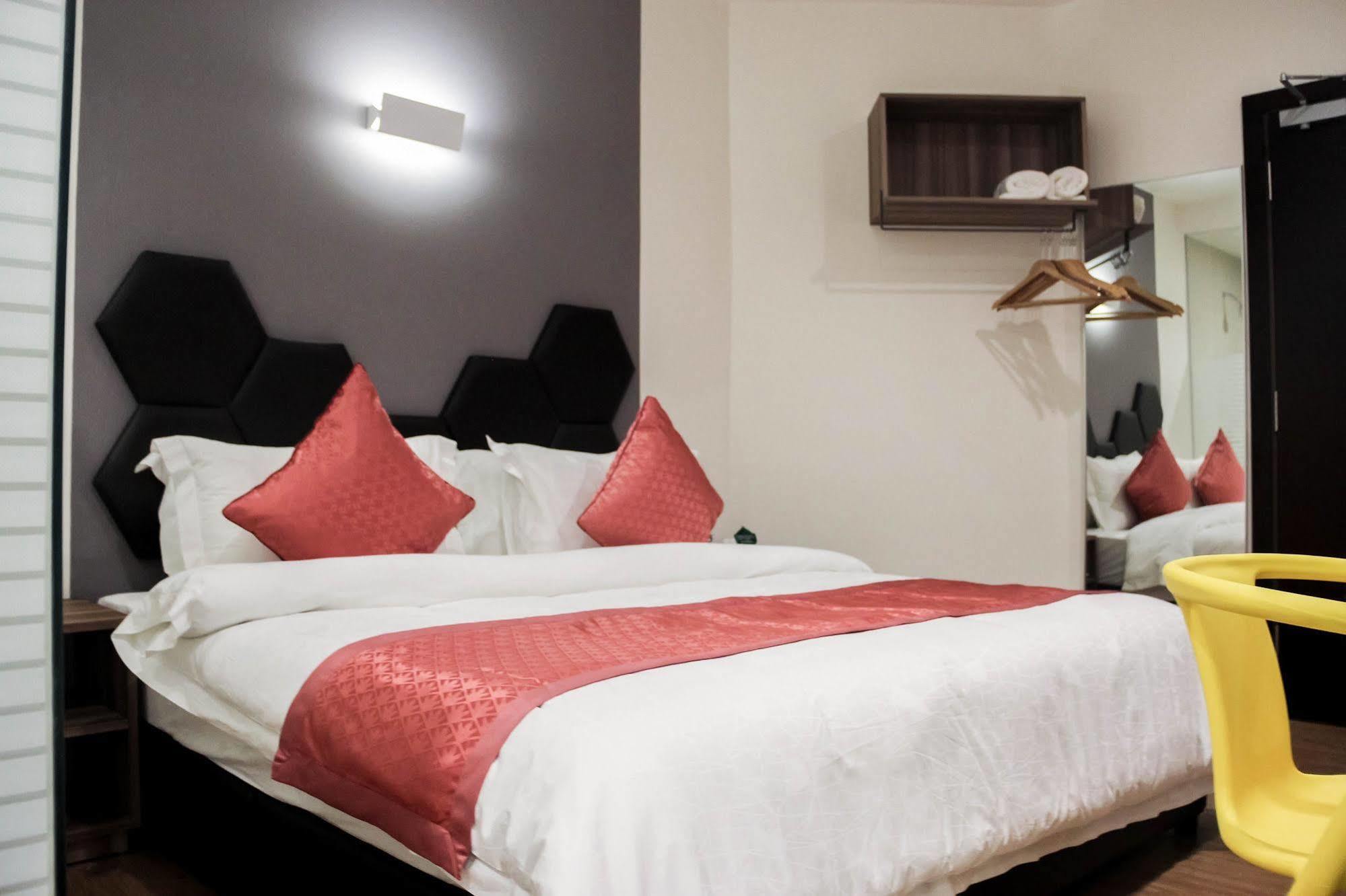 Memoire Hornbill Hotel Кучинг Екстериор снимка