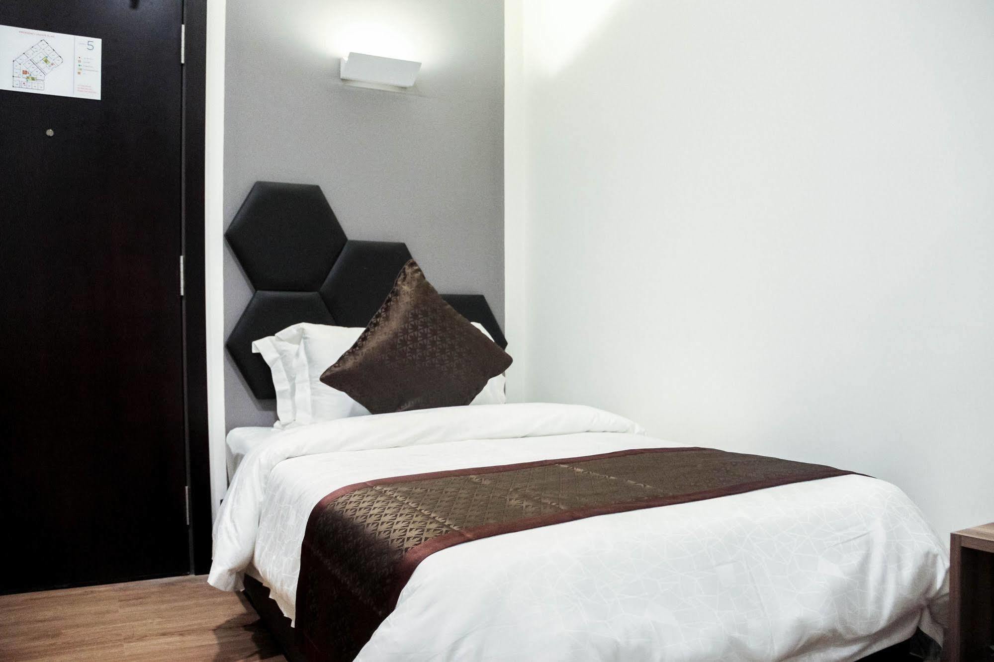 Memoire Hornbill Hotel Кучинг Екстериор снимка