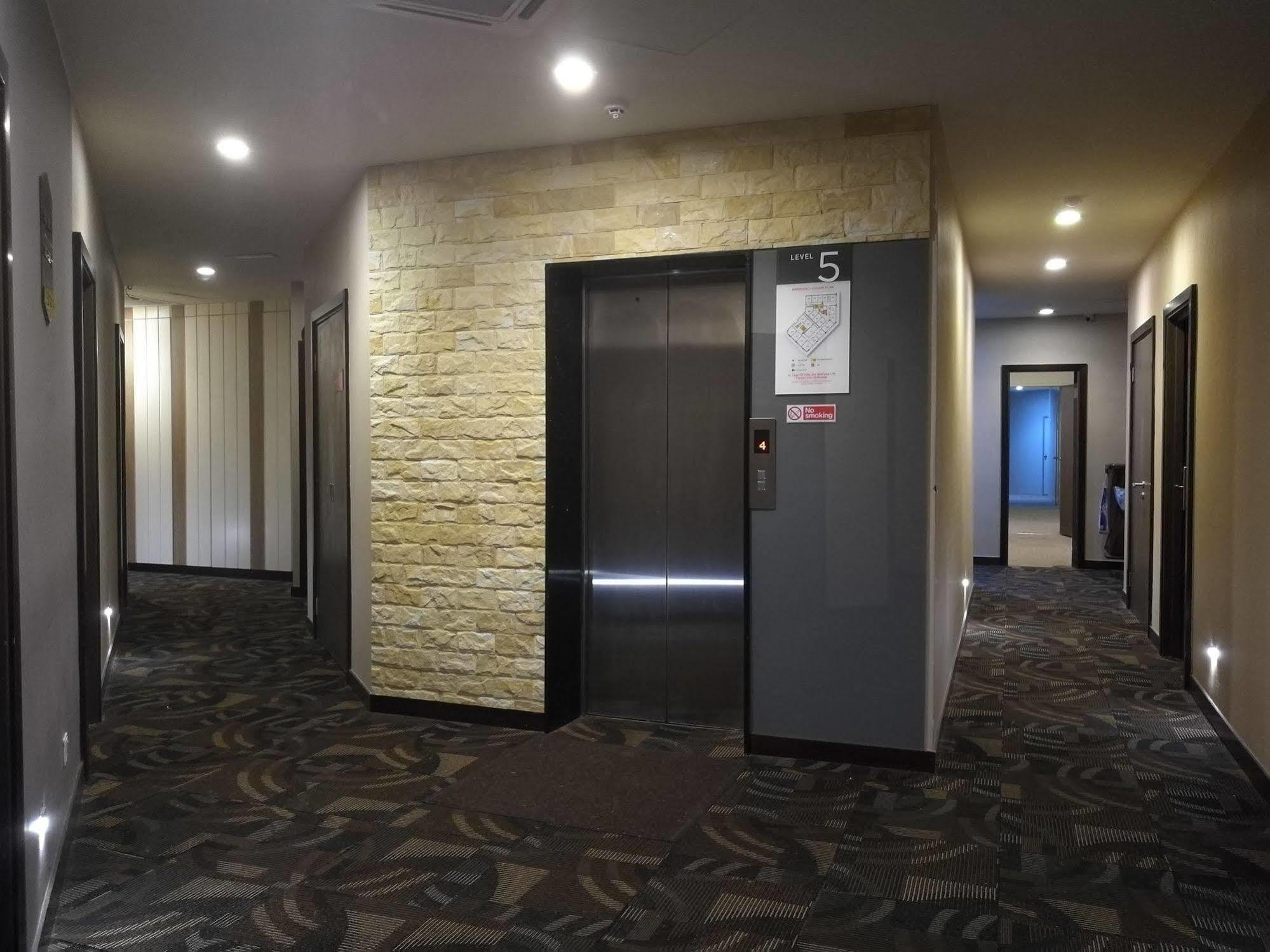 Memoire Hornbill Hotel Кучинг Екстериор снимка
