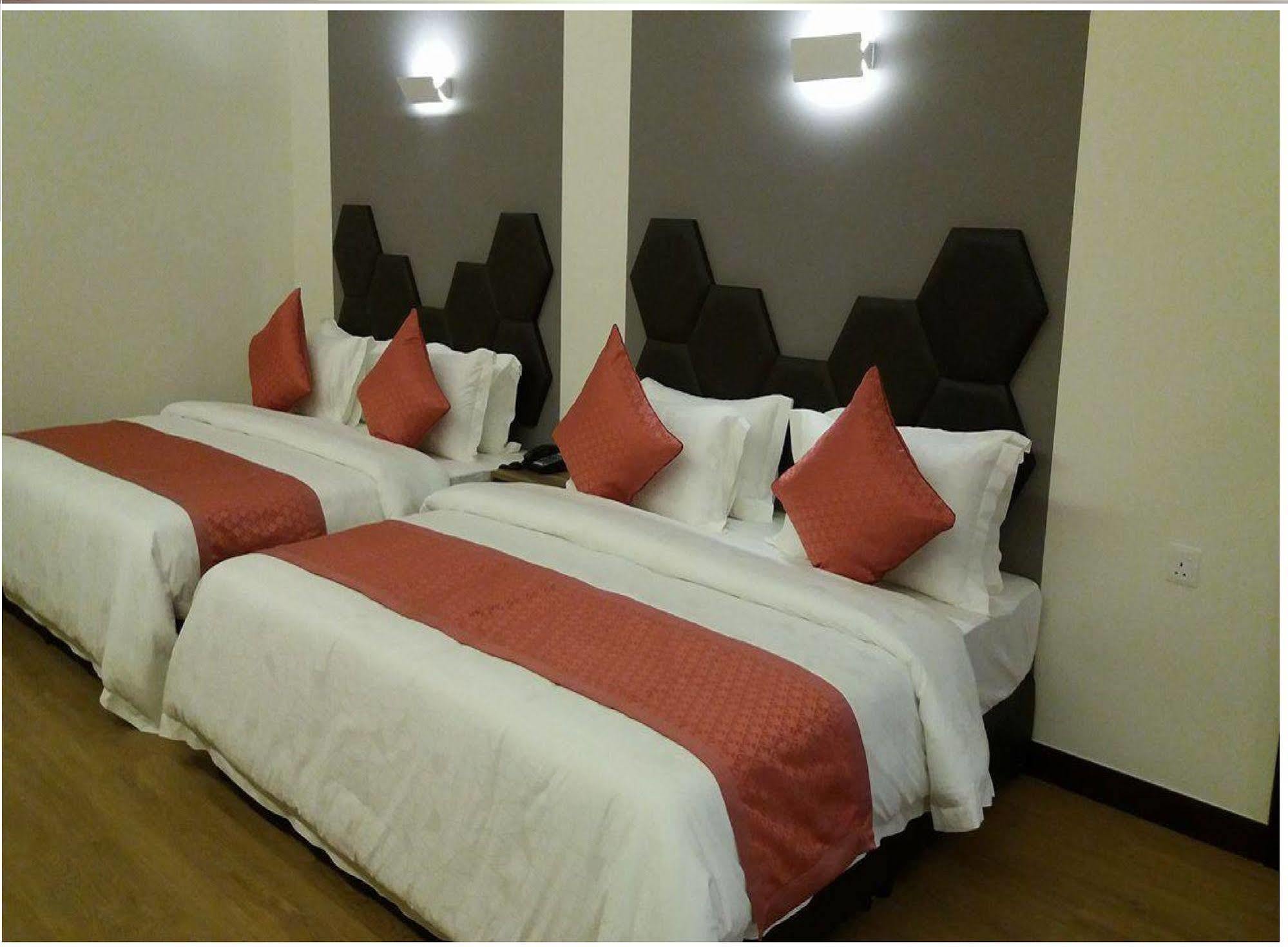 Memoire Hornbill Hotel Кучинг Екстериор снимка