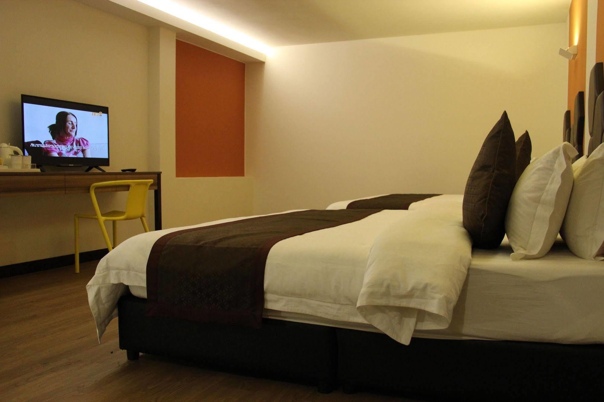 Memoire Hornbill Hotel Кучинг Екстериор снимка