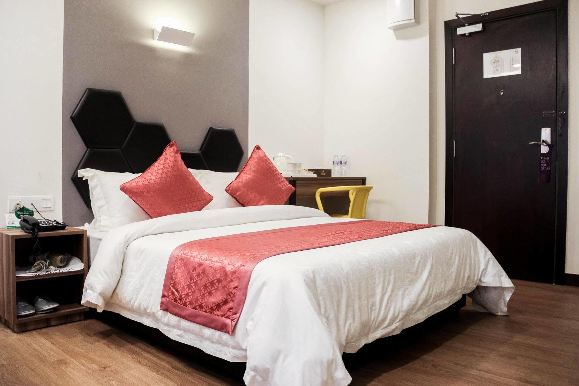 Memoire Hornbill Hotel Кучинг Екстериор снимка