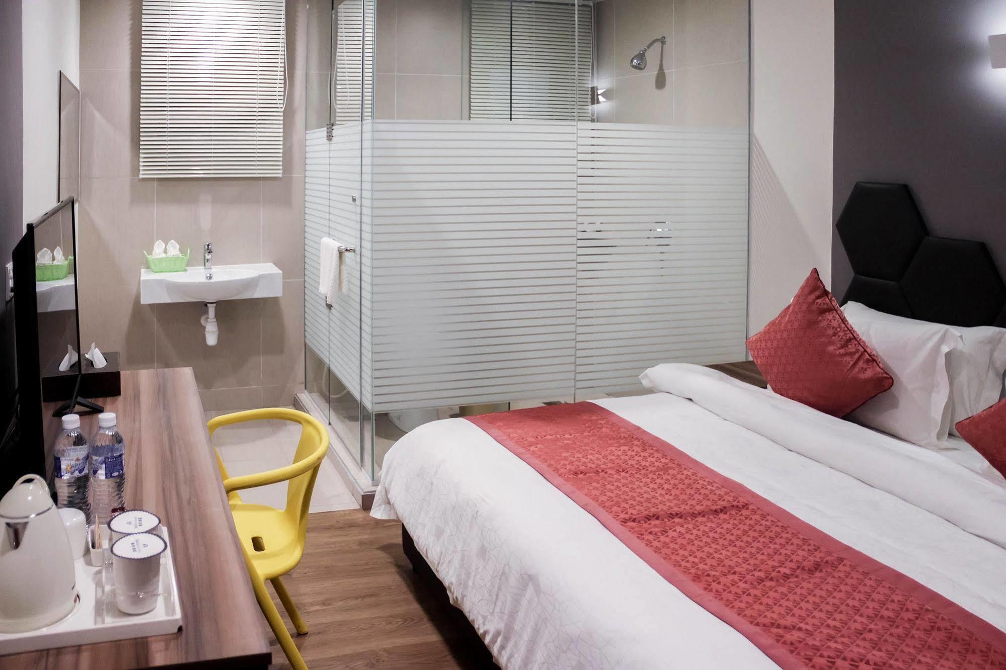 Memoire Hornbill Hotel Кучинг Екстериор снимка