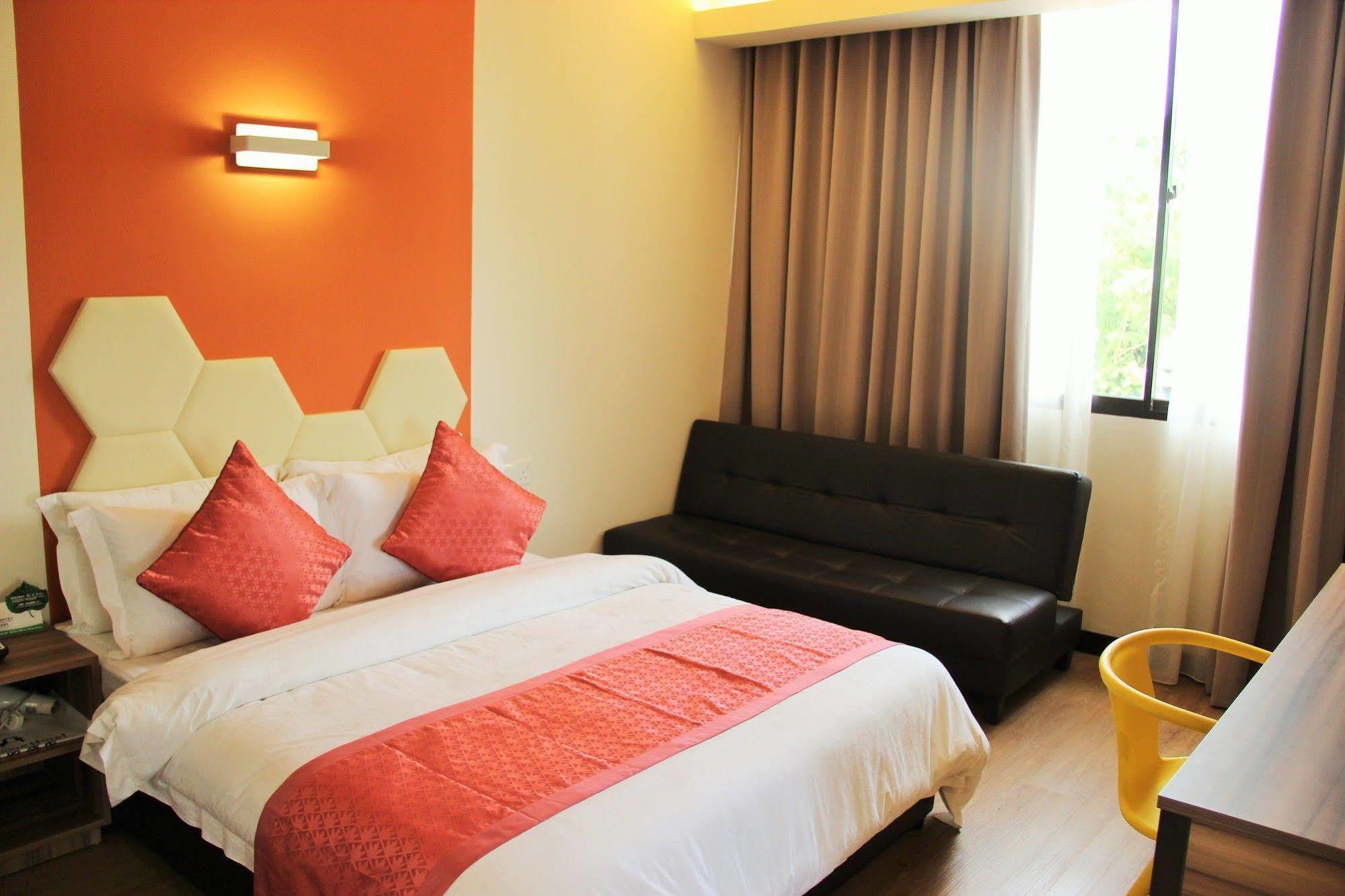 Memoire Hornbill Hotel Кучинг Екстериор снимка